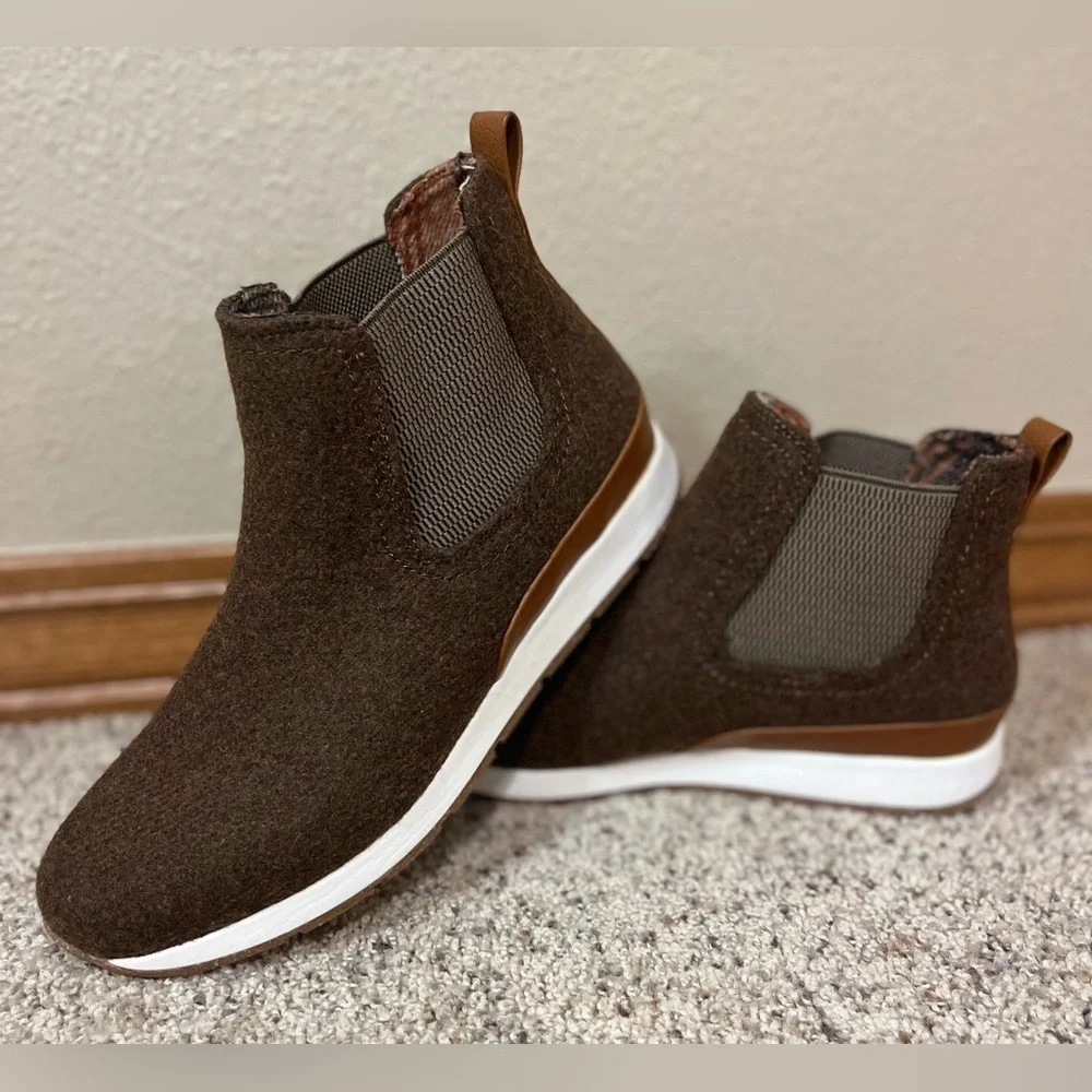 B.O.C. Kara Women’s Soft Wool Ankle pull on Chelsea boots, Sz 8.5 M